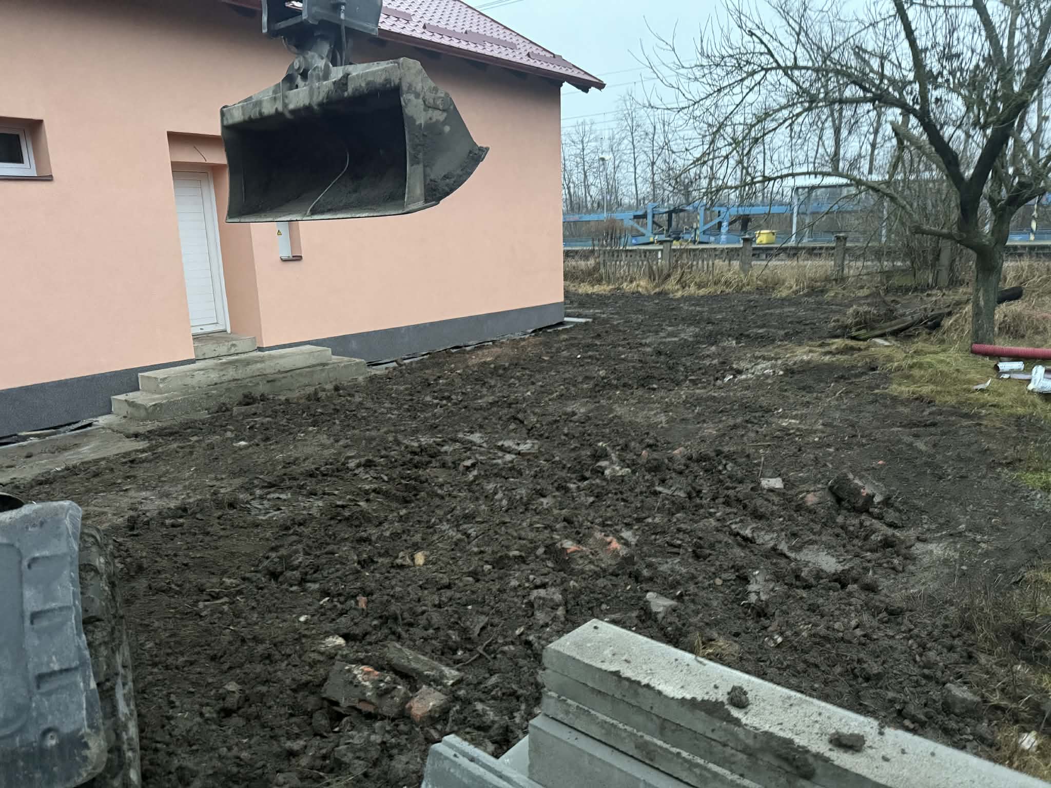 Oranžový dům terénní úpravy