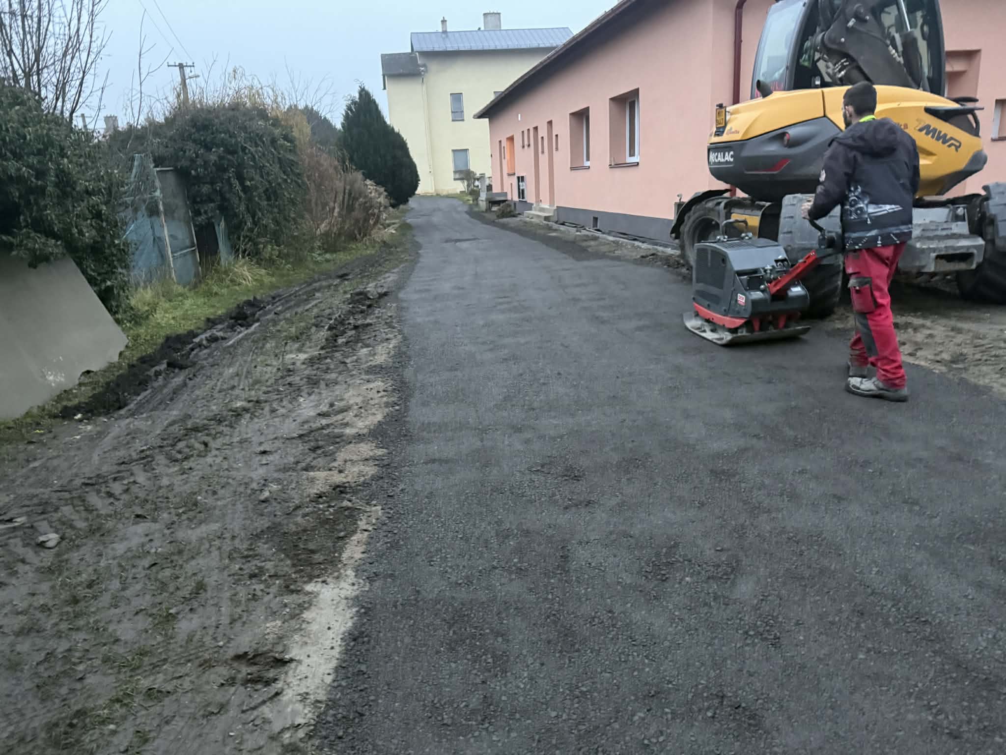 Hutnění povrchu vibrační deskou