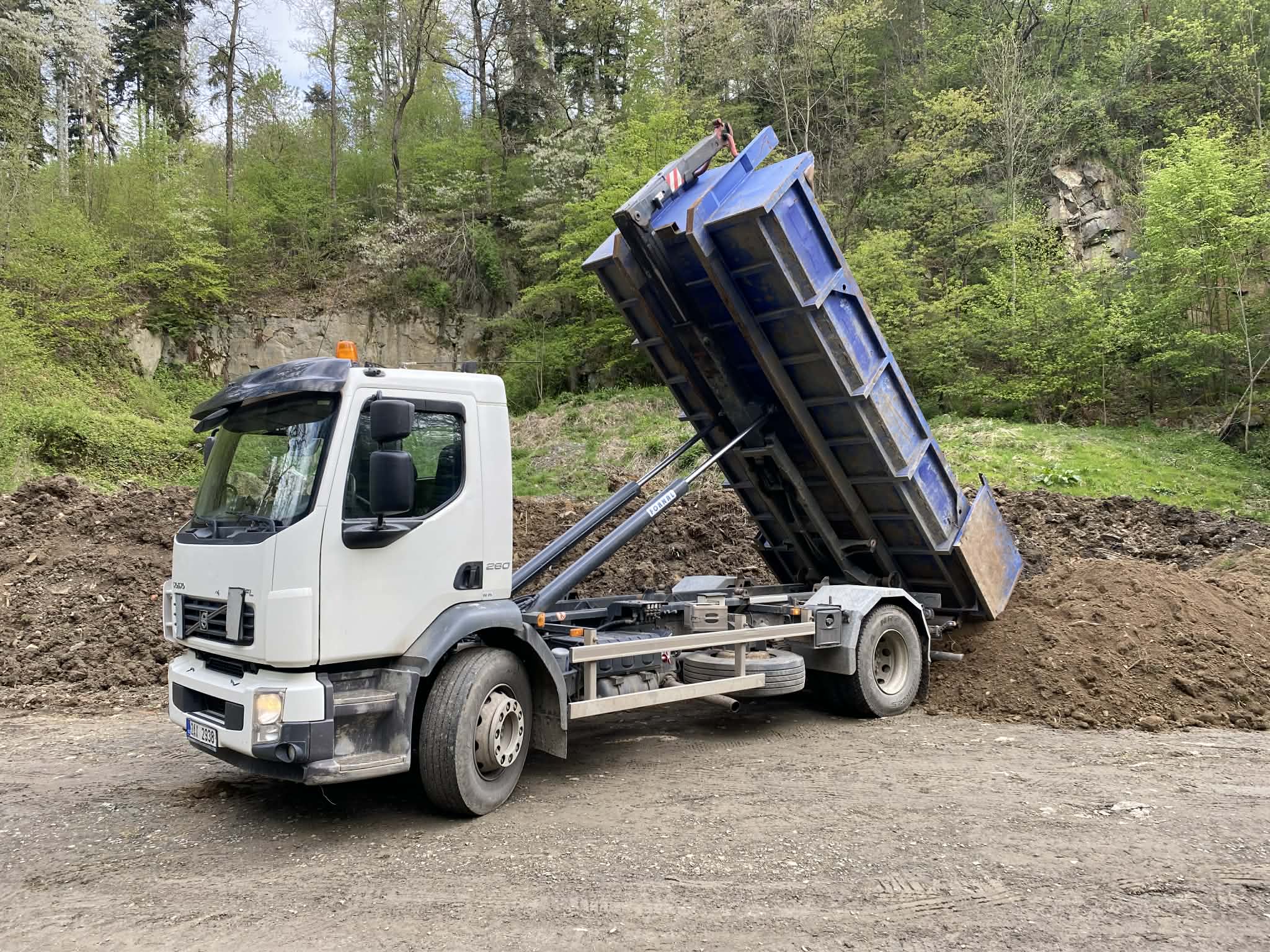 Nákladní automobil s kontejnerem