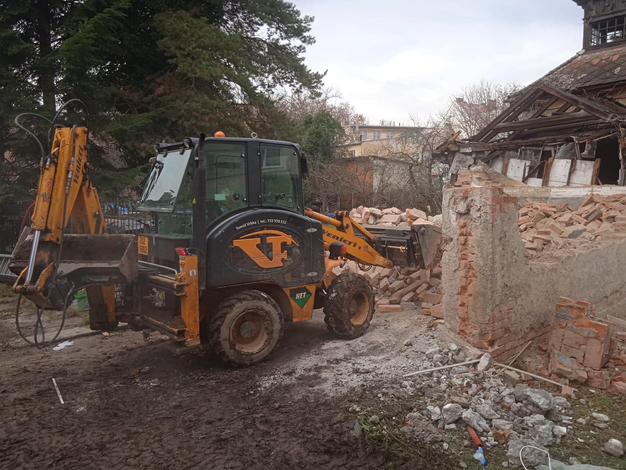 Demolice starého objektu