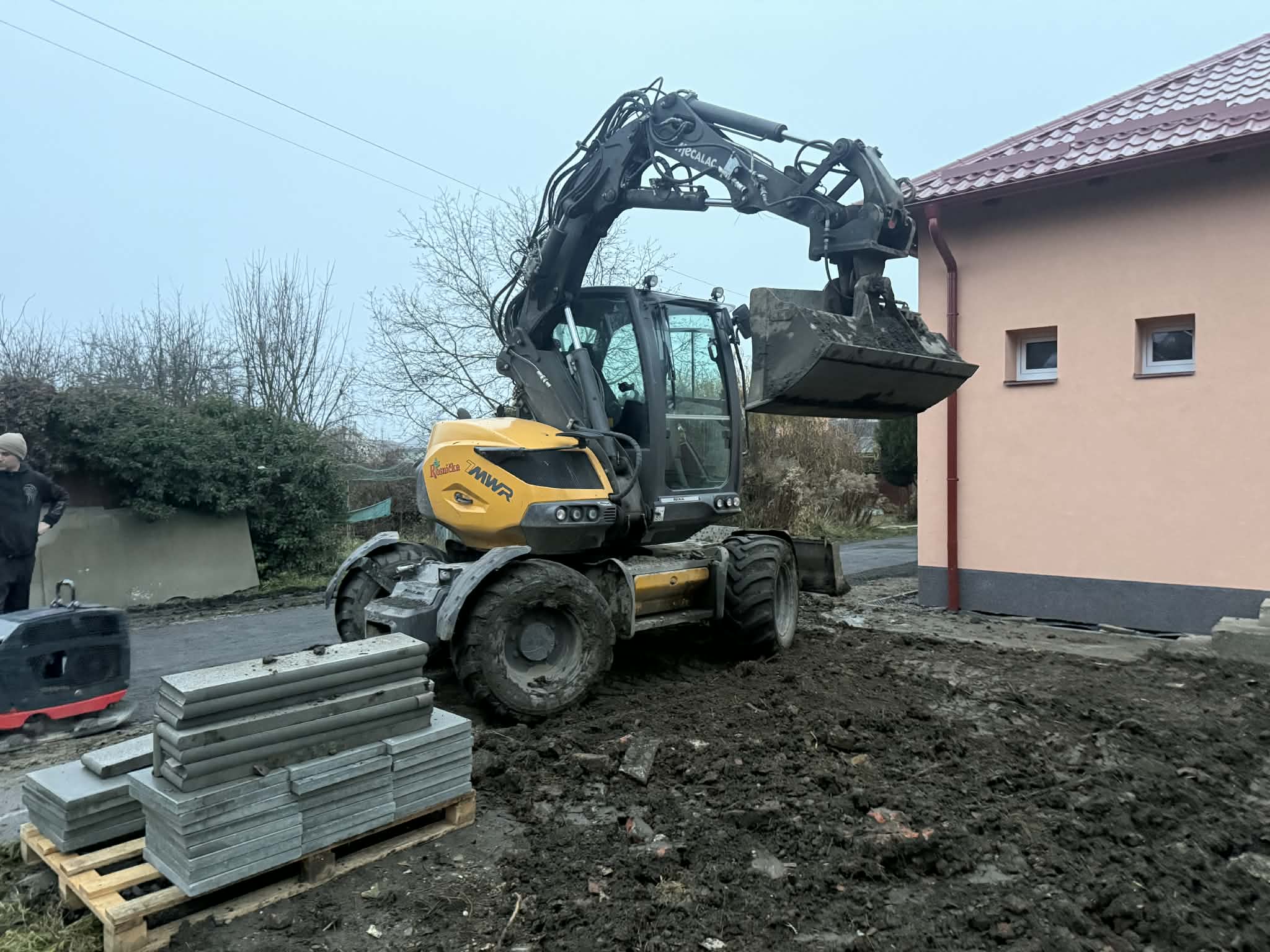 Bagr Mecalac MWR 7 při práci