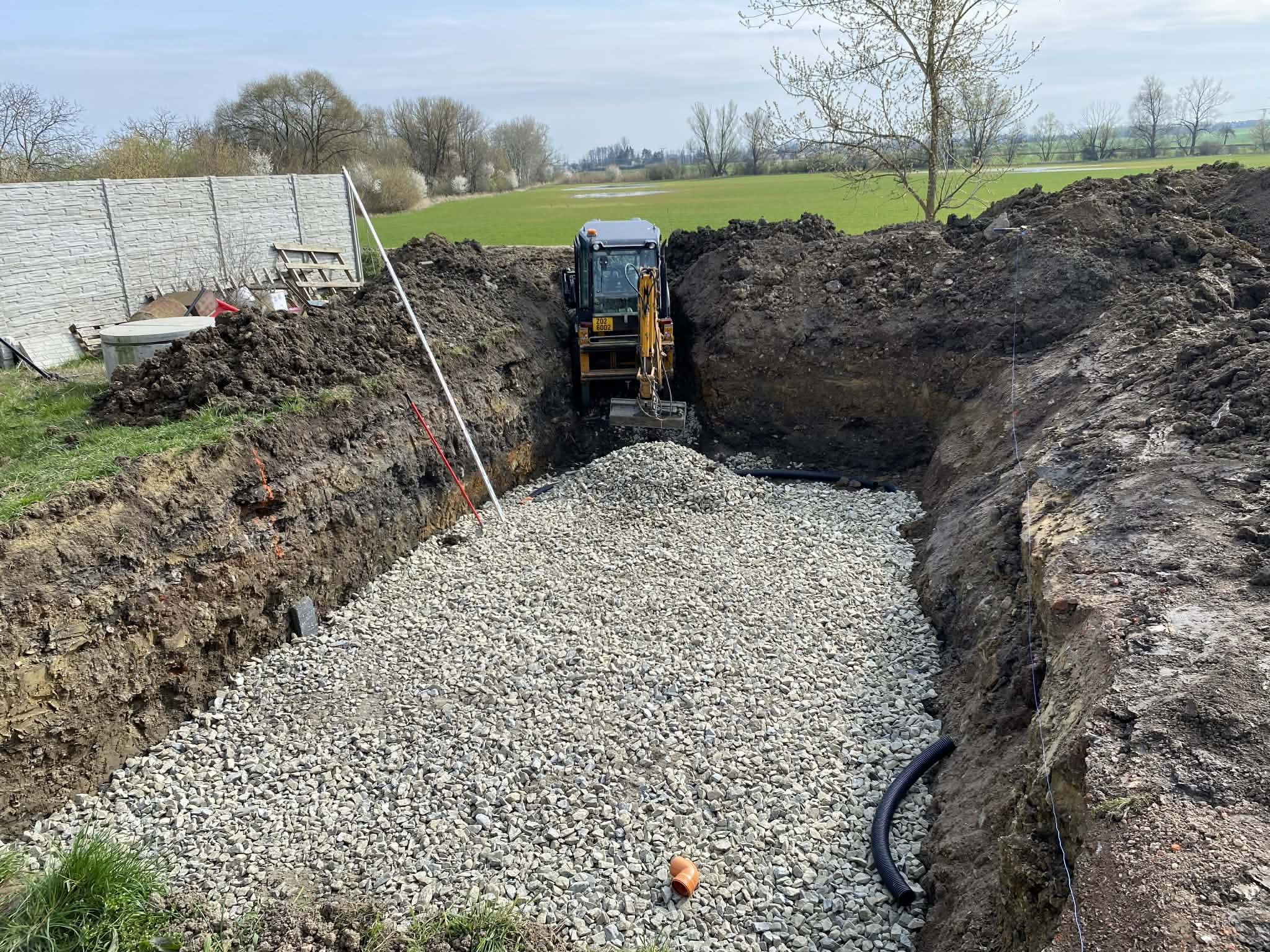 Výkop pro jímku se štěrkovým podkladem