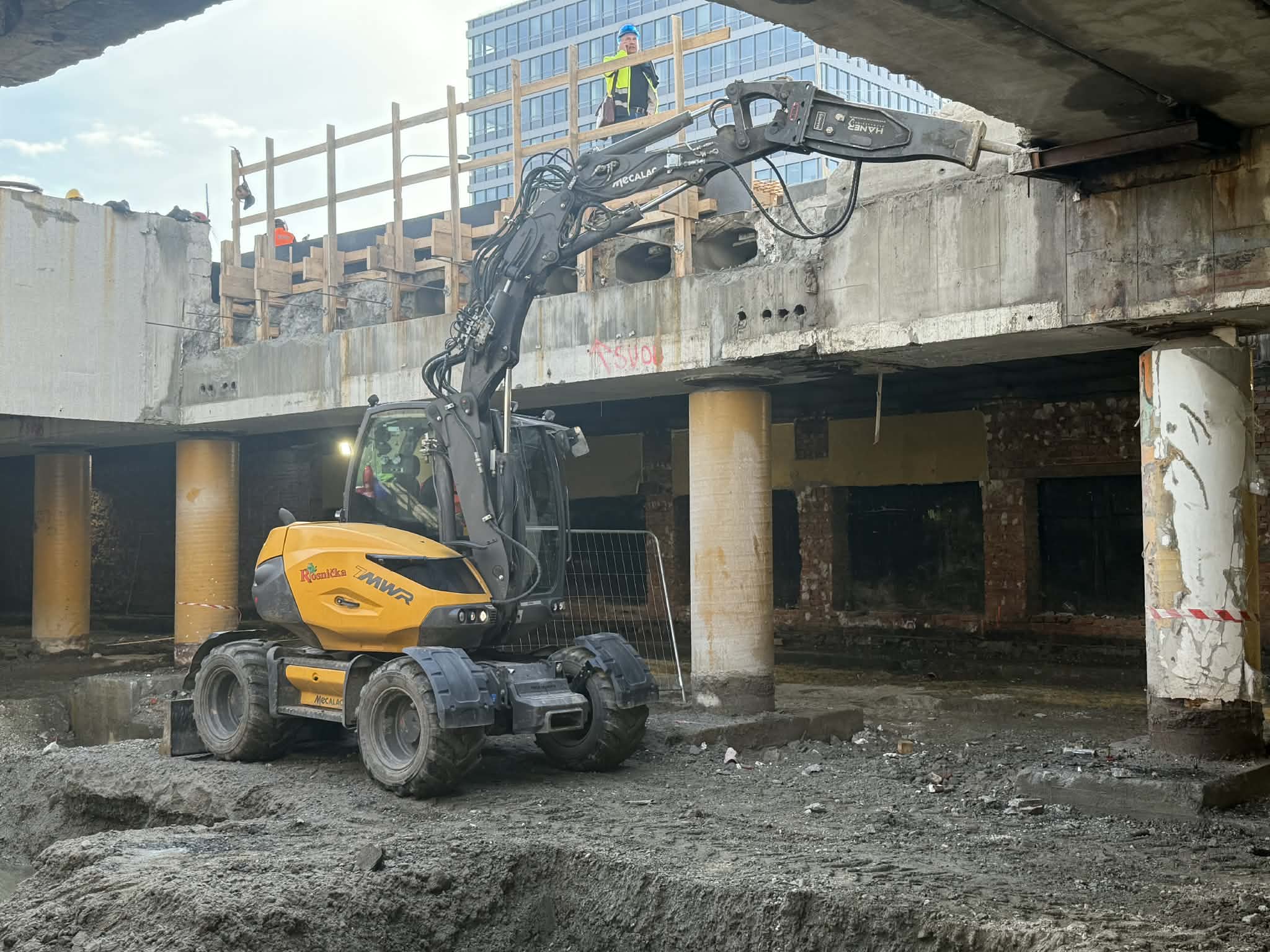 Mecalac MWR při bourací práci