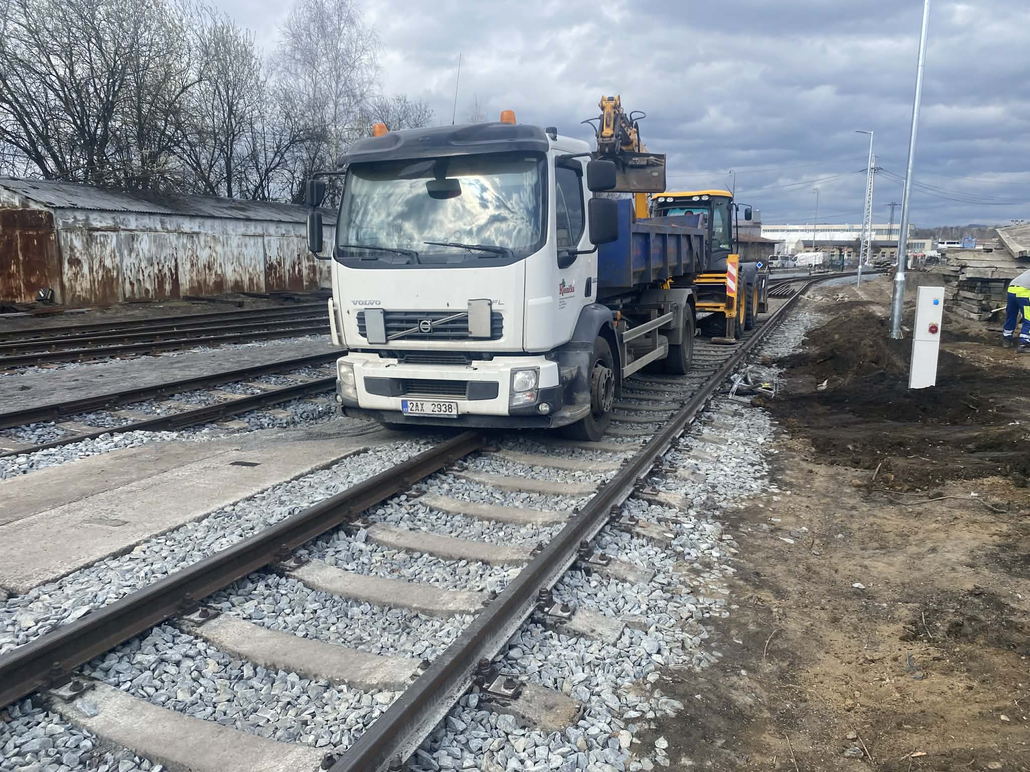 Nákladní auto na stavbě