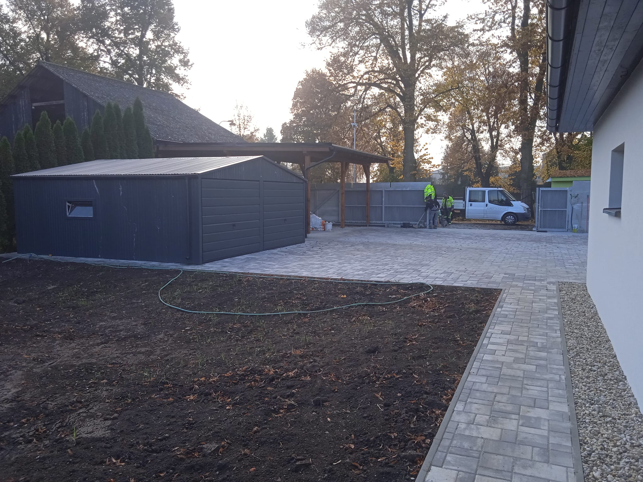 Zahrada - dlažba u garáže