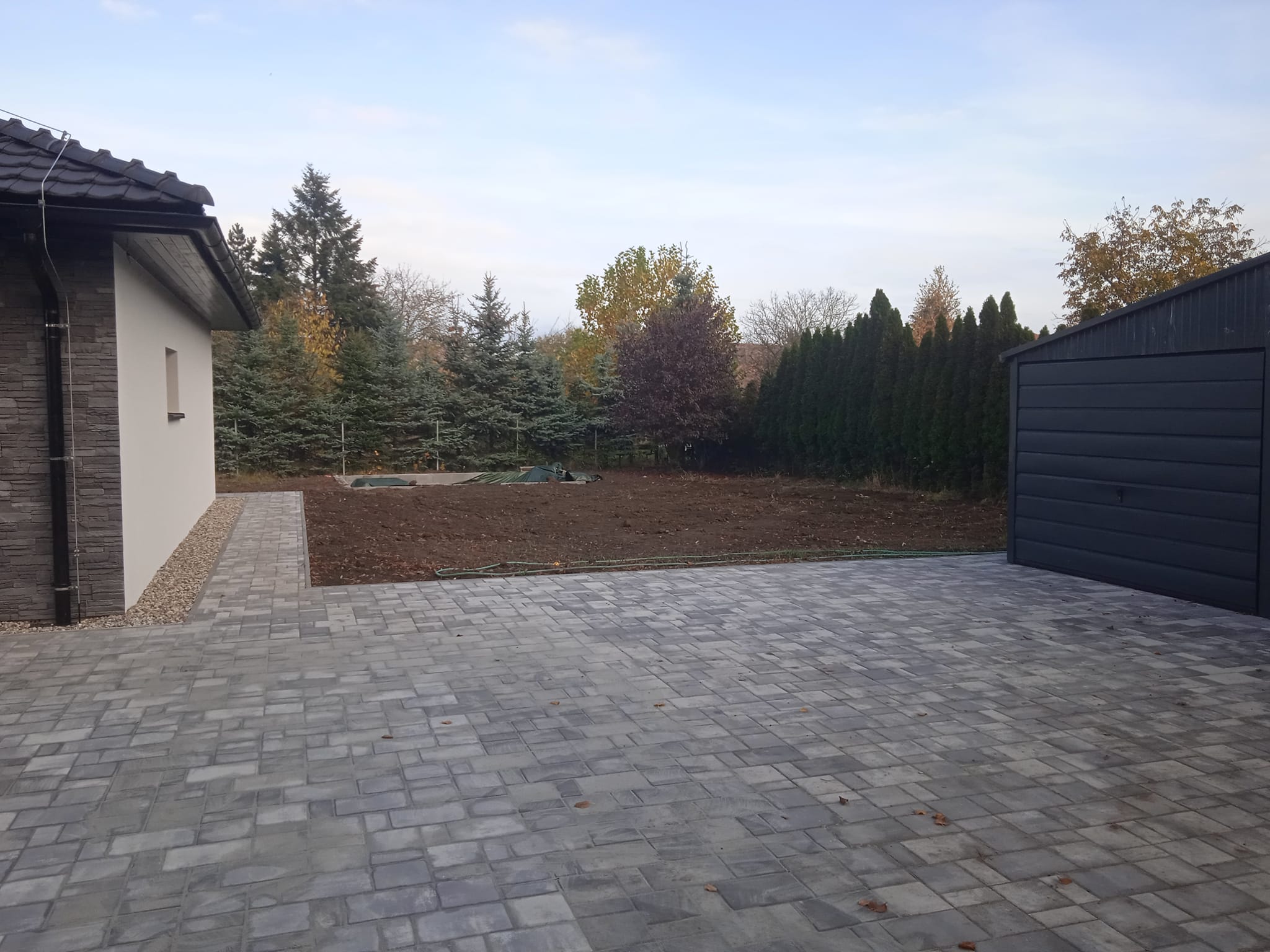 Pokládka zámkové dlažby u domu