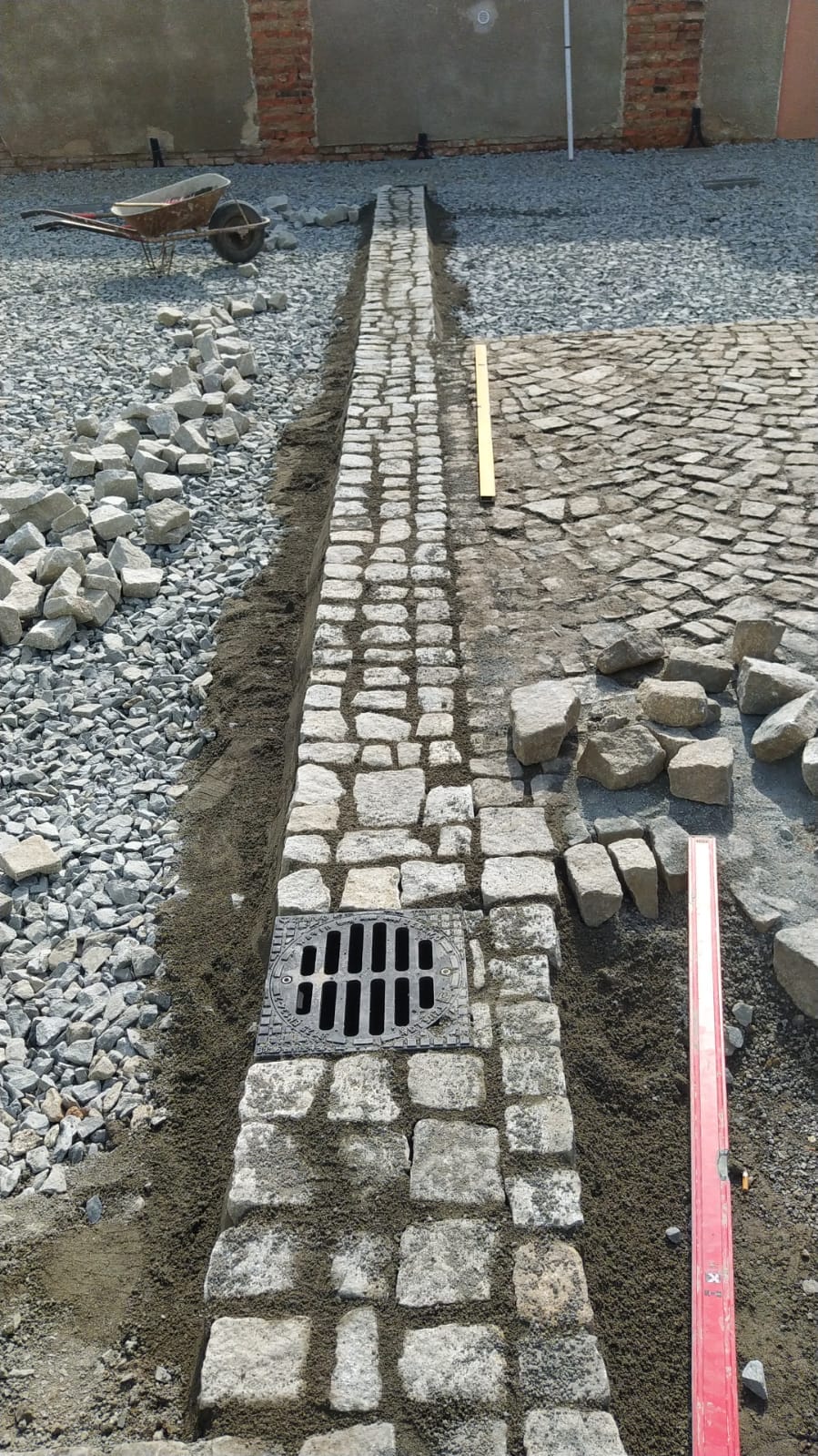 Rozšíření dvora - žulový odtok