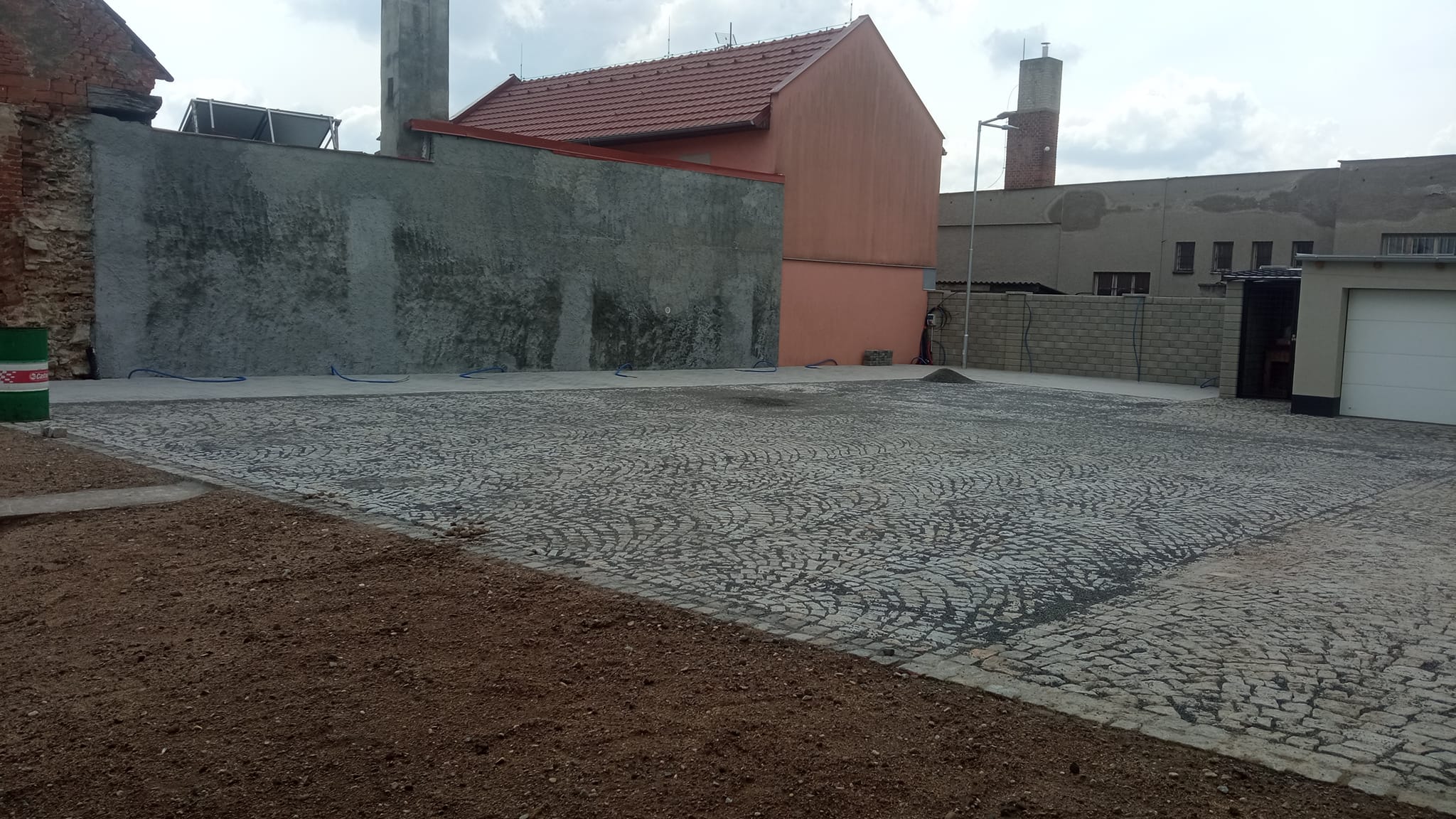 Rozšíření dvora - hotová žulová dlažba