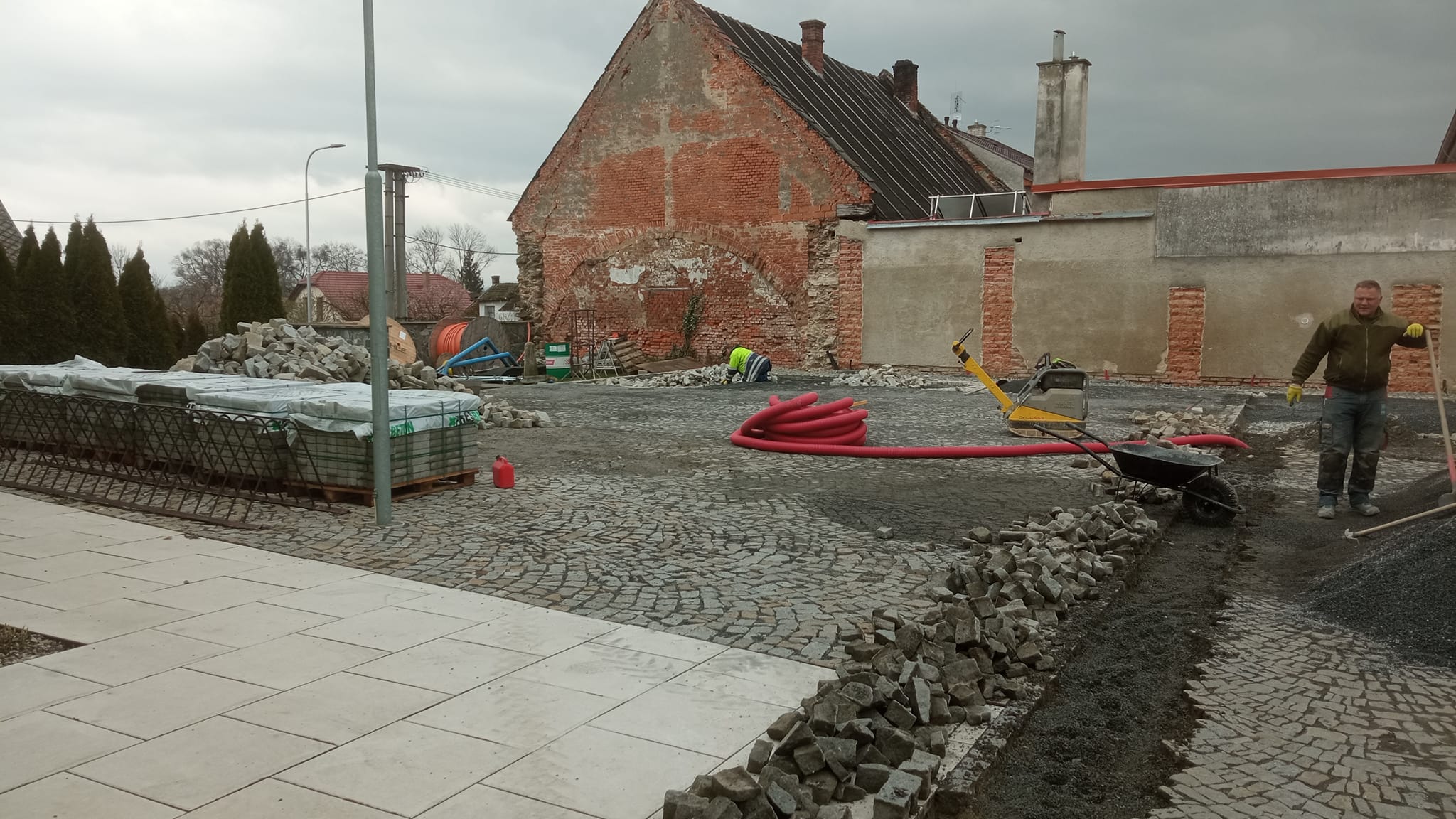 Rozšíření dvora - průběh pokládky