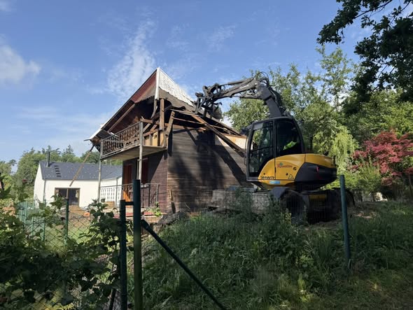 Demolice - bourání střechy