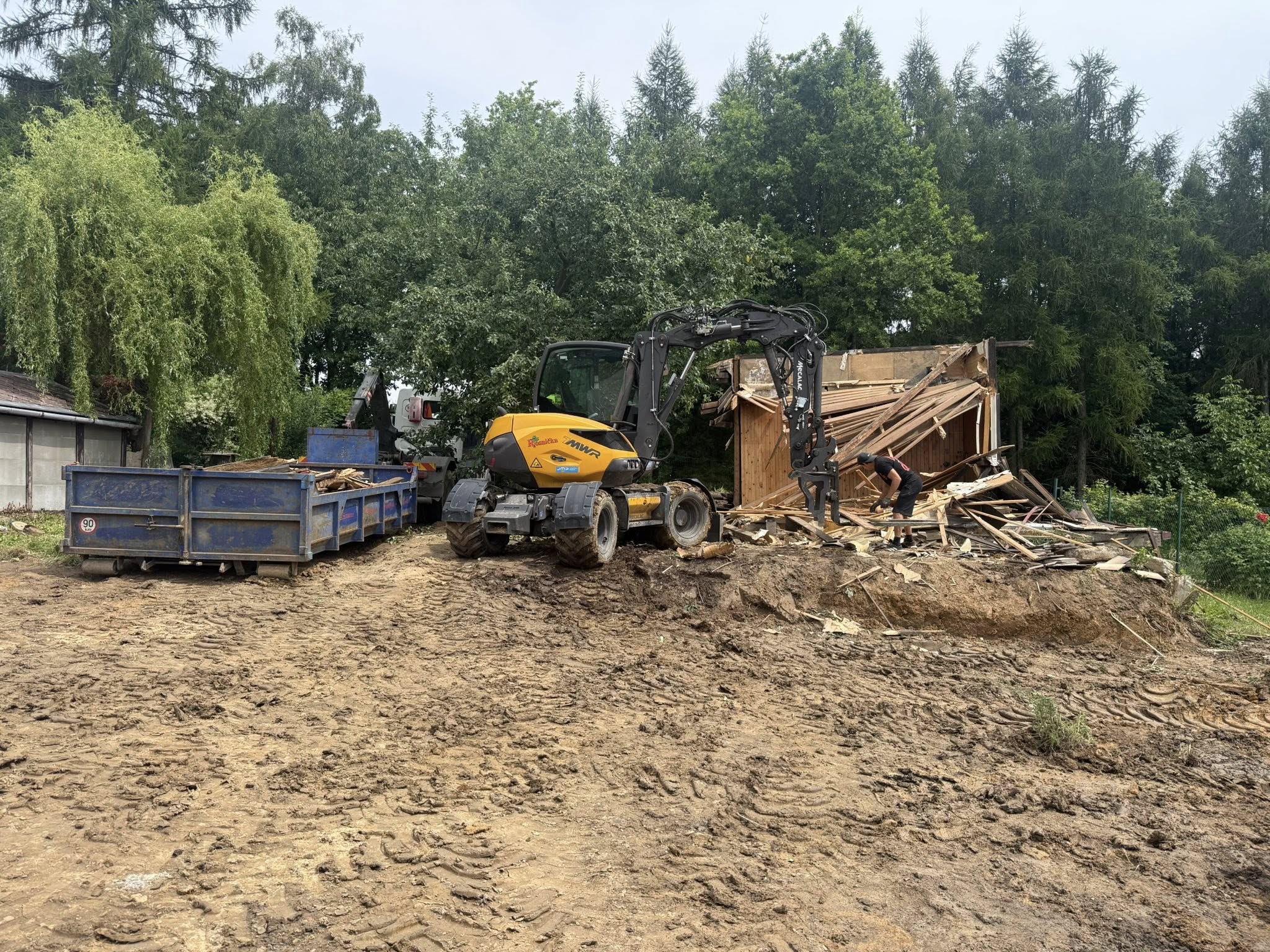 Mecalac nakládá suť na přívěs