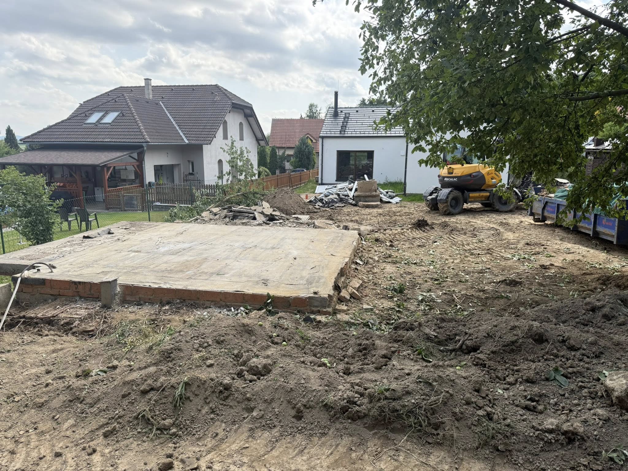 Demolice - uklizený pozemek