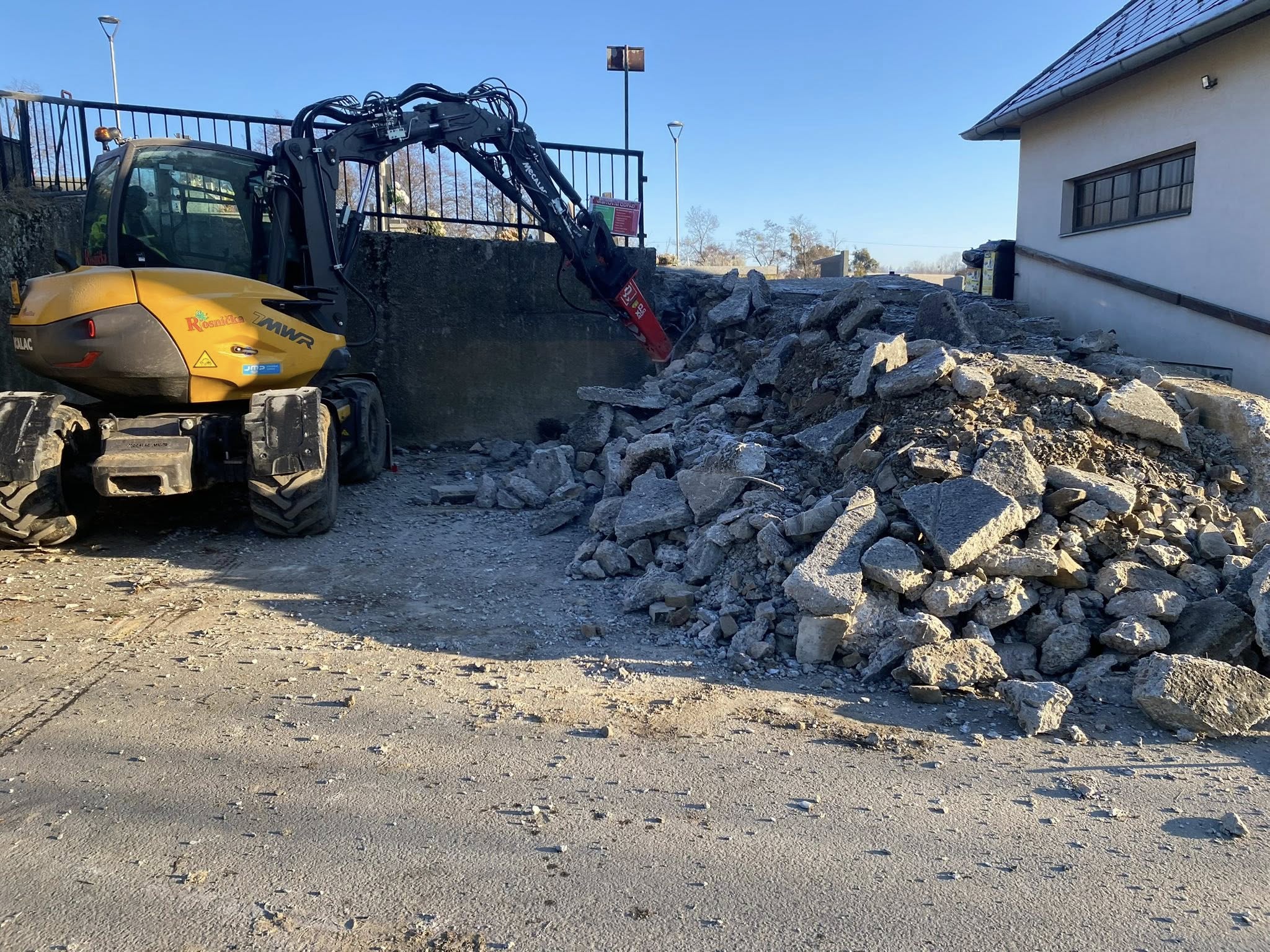 Hřbitov - bourání betonu