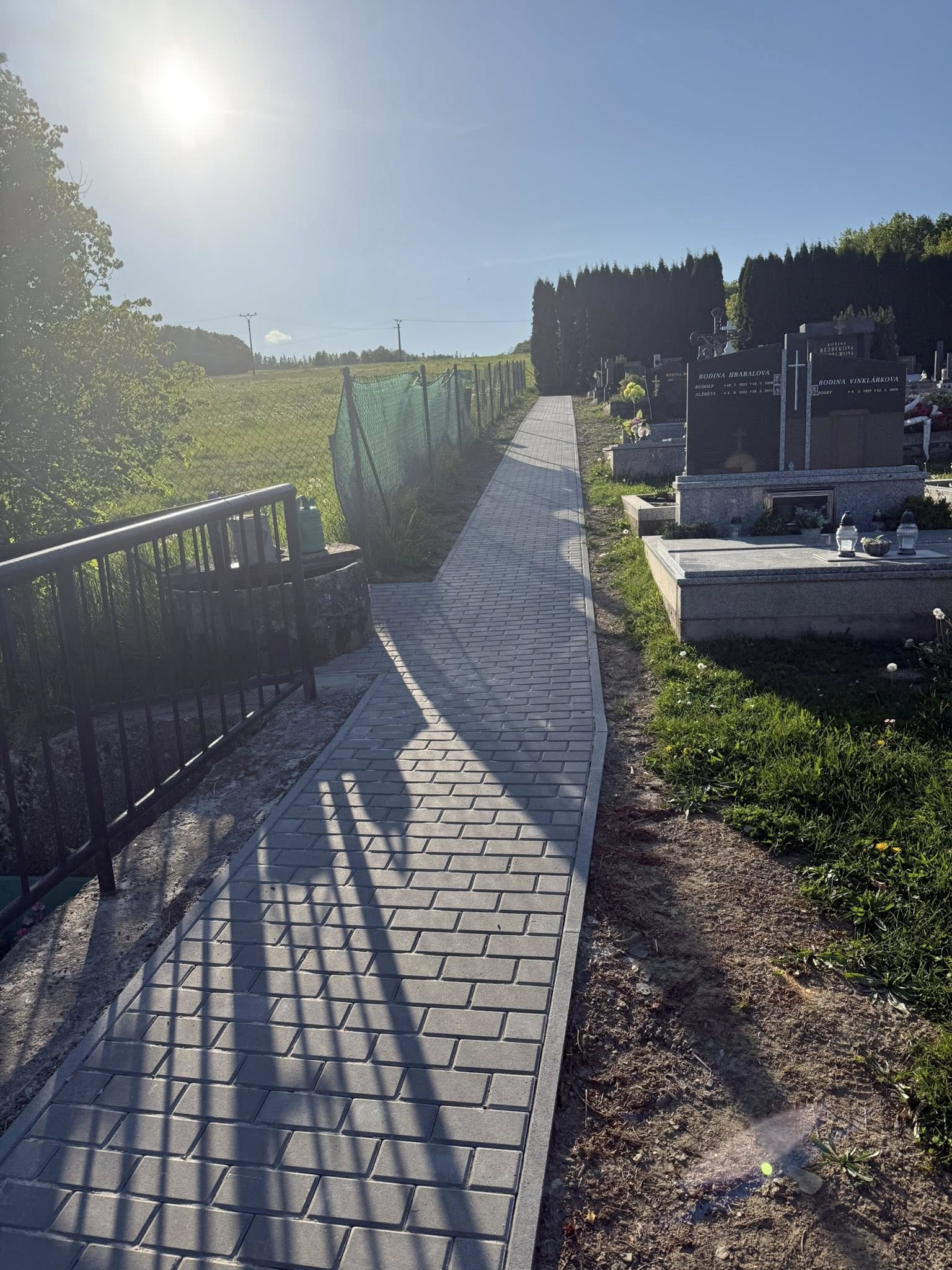 Hřbitov - hotový chodník