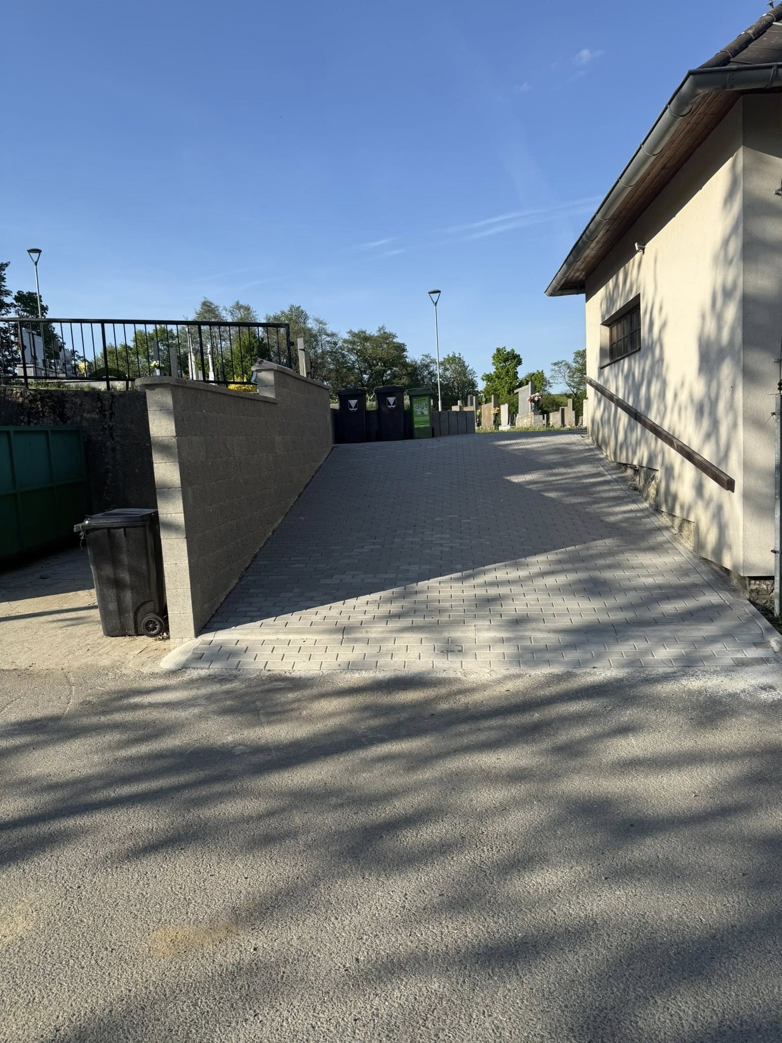 Hřbitov Střítež - chodník