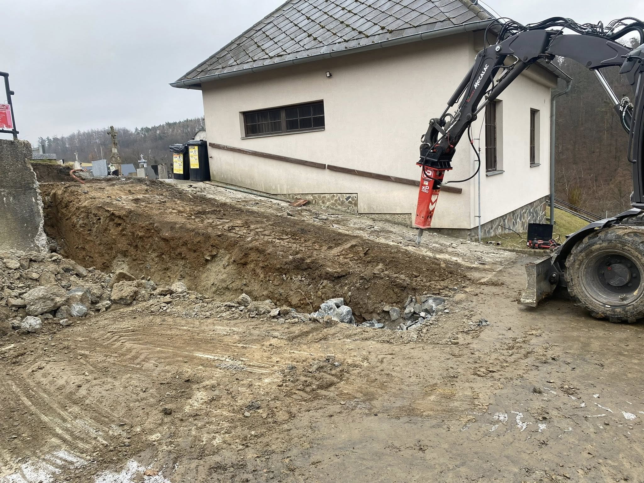 Bourání hydraulickým kladivem