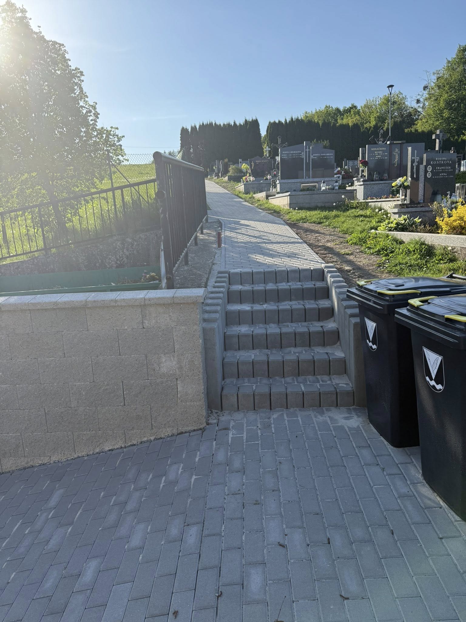 Hotové schody a chodník